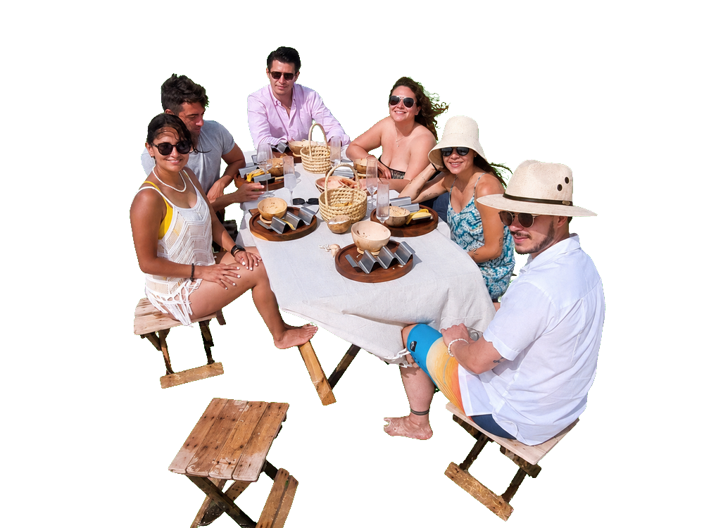 Grupo disfrutando el Picnic en Medio del Mar