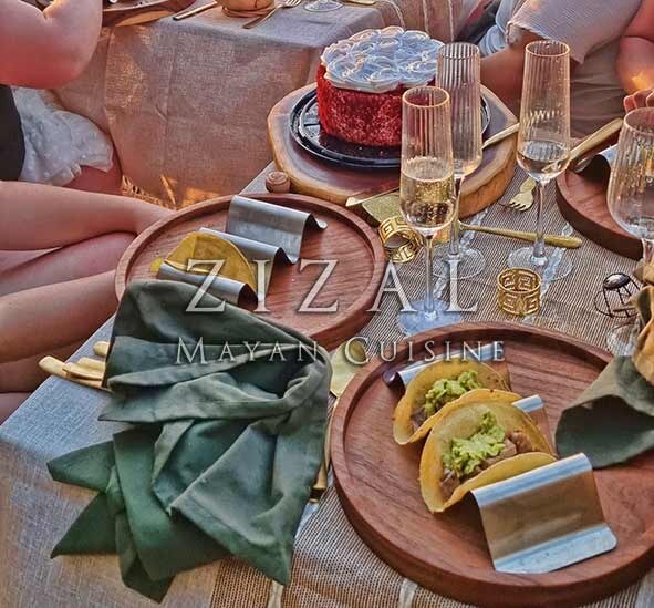Mesa luxury Zizal Mayan Cuisine · vajilla artesanal y cubiertos dorados