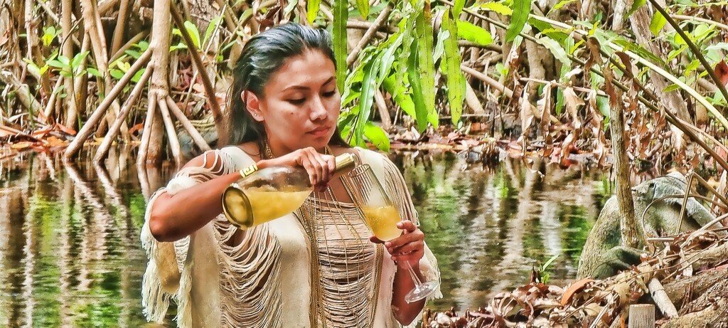 Picnic gourmet Zizal Mayan Cuisine · banco de arena en medio del Mar de Sisal · mesa con cubiertos dorados